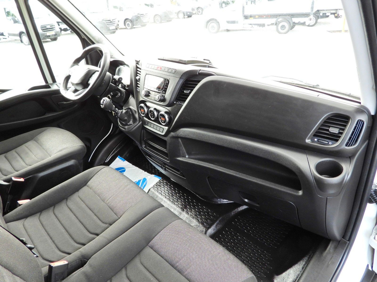 Curtain side van Iveco DAILY 35S18 PRITSCHE PLANE AUFZUG 8 PALETTEN: picture 29