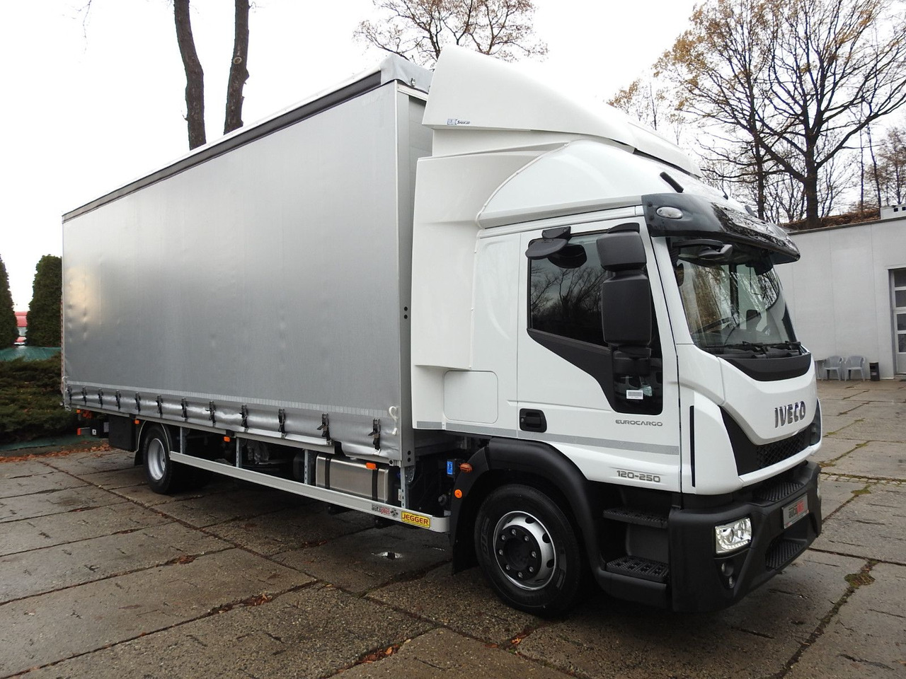 Iveco EUROCARGO 120-250 PRITSCHE PLANE 18 PALETTEN A/C - Curtainsider truck: picture 4 Iveco EUROCARGO 120-250 PRITSCHE PLANE 18 PALETTEN A/C - Curtainsider truck: picture 4