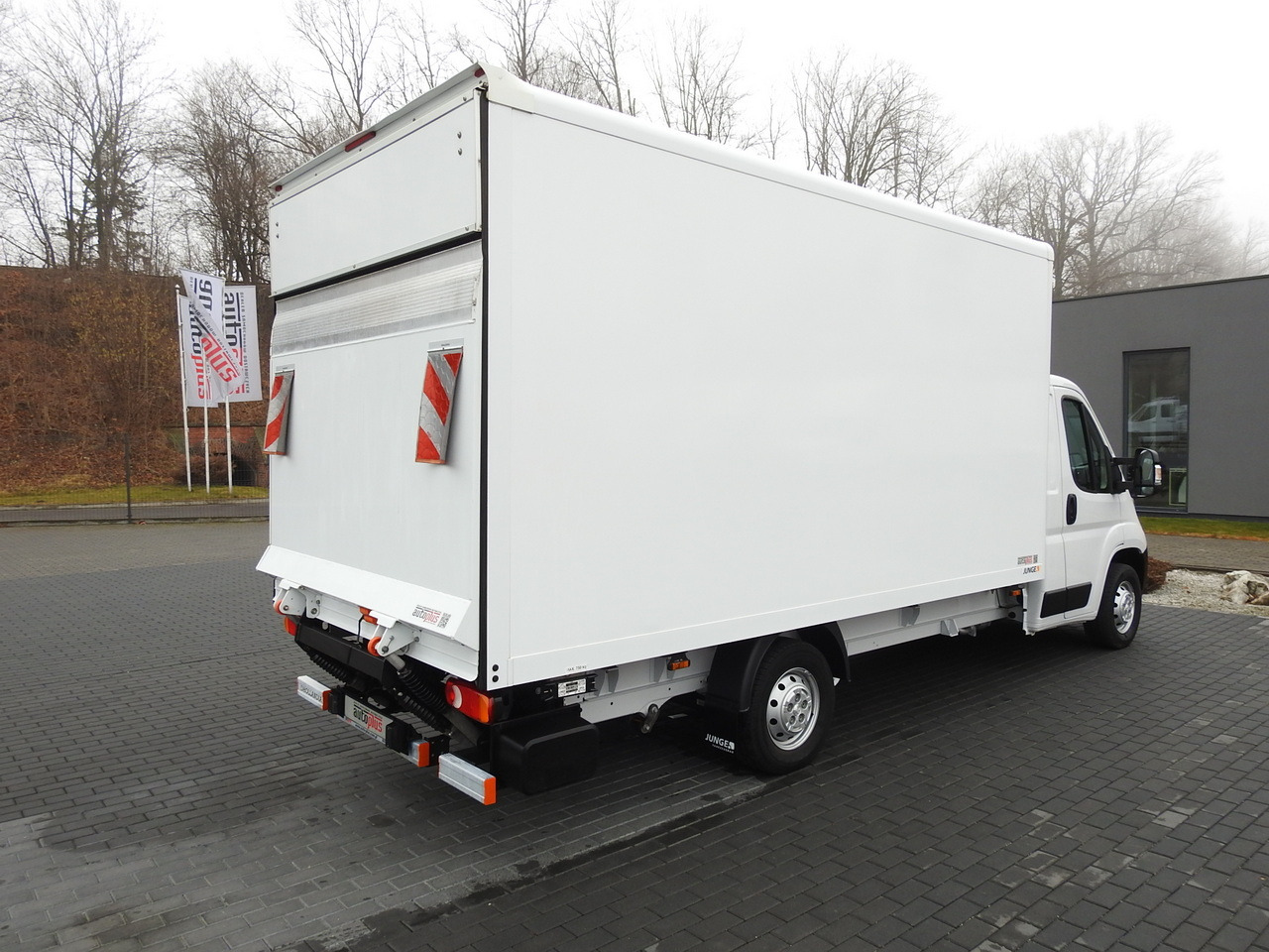 PEUGEOT BOXER BOX LIFT 8 PALLETS CRUISE CONTROL AIR CONDITIONING 140HP - Box van: picture 3 PEUGEOT BOXER BOX LIFT 8 PALLETS CRUISE CONTROL AIR CONDITIONING 140HP - Box van: picture 3