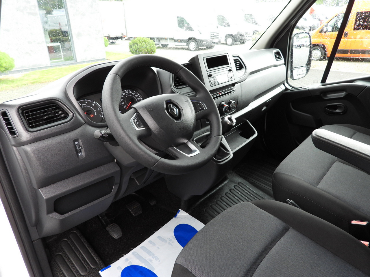 RENAULT MASTER BOX LIFT 8 PALLETS CRUISE CONTROL LED LIGHTS AIR CONDITIONING 145HP - Box van: picture 2 RENAULT MASTER BOX LIFT 8 PALLETS CRUISE CONTROL LED LIGHTS AIR CONDITIONING 145HP - Box van: picture 2