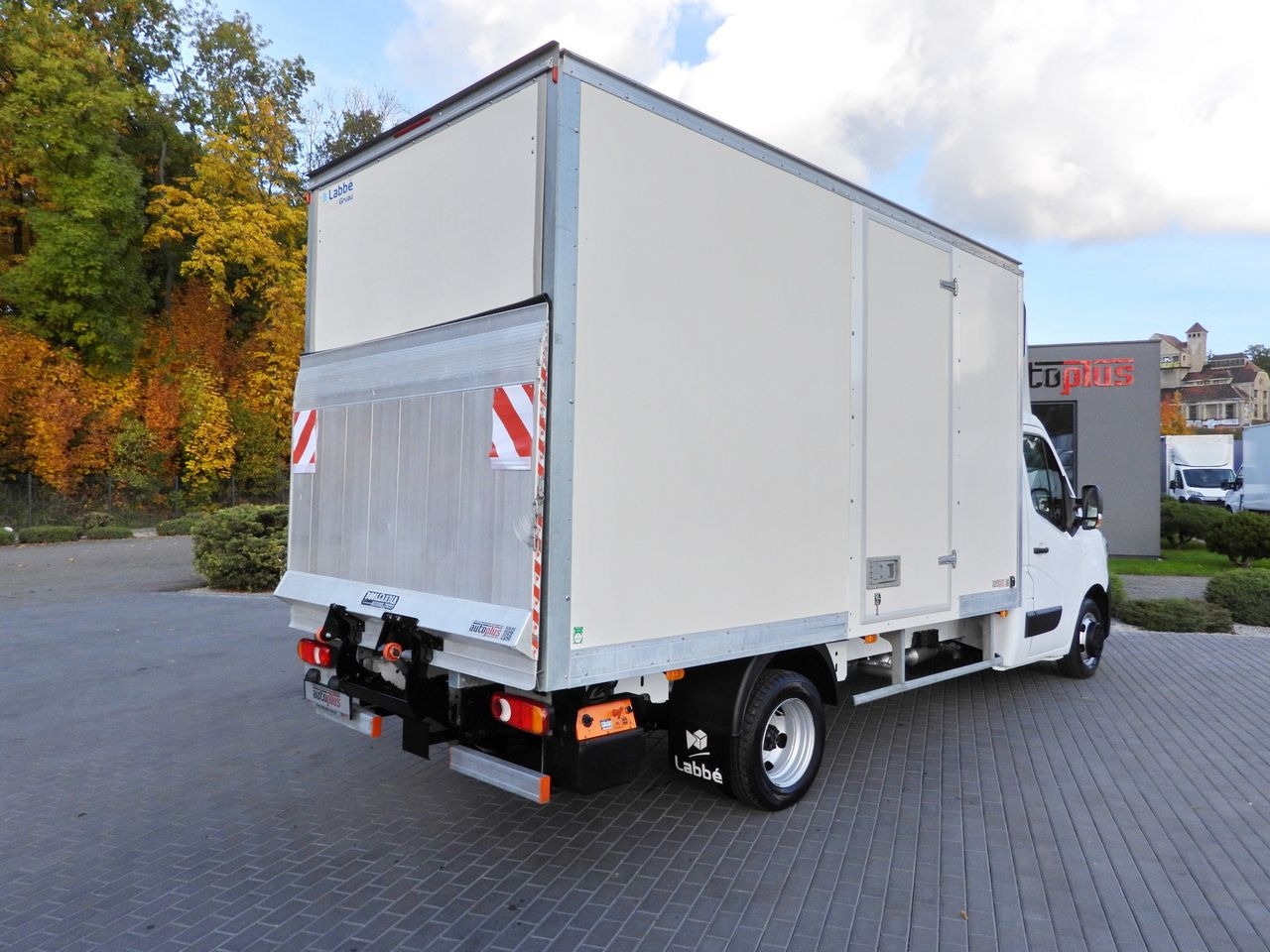 RENAULT MASTER BOX LIFT 8 PALLETS CRUISE CONTROL LED LIGHTS TWIN WHEELS AIR CONDITIONING  145HP - Box van: picture 3 RENAULT MASTER BOX LIFT 8 PALLETS CRUISE CONTROL LED LIGHTS TWIN WHEELS AIR CONDITIONING  145HP - Box van: picture 3