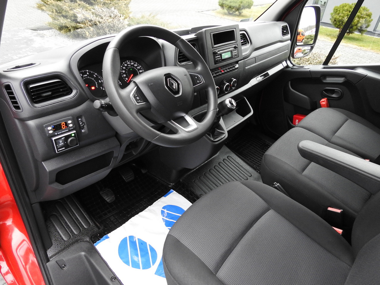 RENAULT MASTER REFRIGERATOR VAN 1*C CRUISE CONTROL AIR CONDITIONING LED LIGHTS  135HP - Refrigerated van: picture 2 RENAULT MASTER REFRIGERATOR VAN 1*C CRUISE CONTROL AIR CONDITIONING LED LIGHTS  135HP - Refrigerated van: picture 2