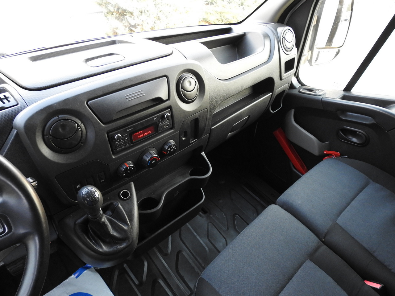 Curtain side van RENAULT MASTER TARPAULIN 10 PALLETS WEBASTO CRUISE CONTROL AIR CONDITIONING PNEUMATICS 170HP: picture 32 Curtain side van RENAULT MASTER TARPAULIN 10 PALLETS WEBASTO CRUISE CONTROL AIR CONDITIONING PNEUMATICS 170HP: picture 32