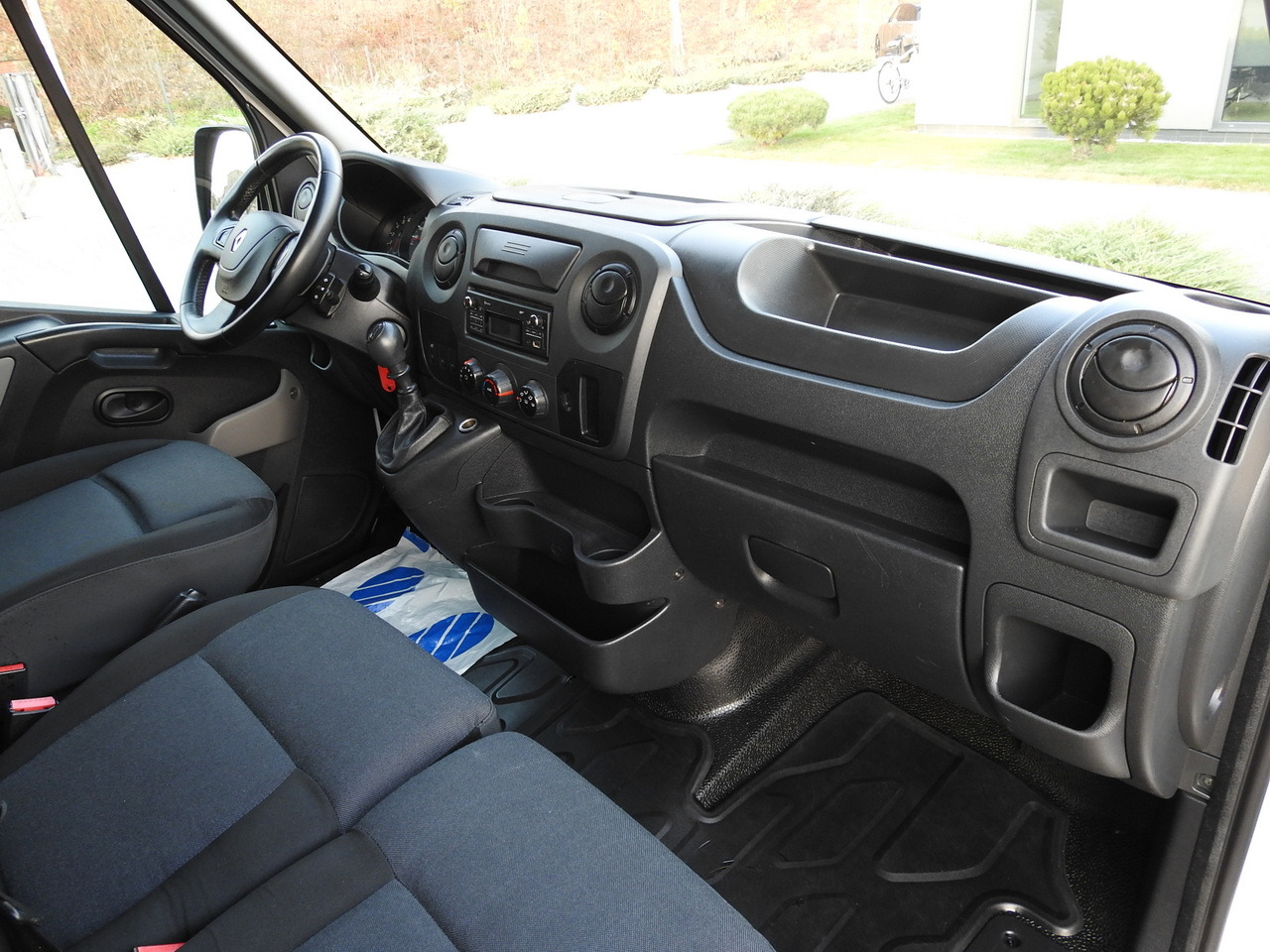 Curtain side van RENAULT MASTER TARPAULIN 10 PALLETS WEBASTO CRUISE CONTROL AIR CONDITIONING PNEUMATICS 170HP: picture 38 Curtain side van RENAULT MASTER TARPAULIN 10 PALLETS WEBASTO CRUISE CONTROL AIR CONDITIONING PNEUMATICS 170HP: picture 38