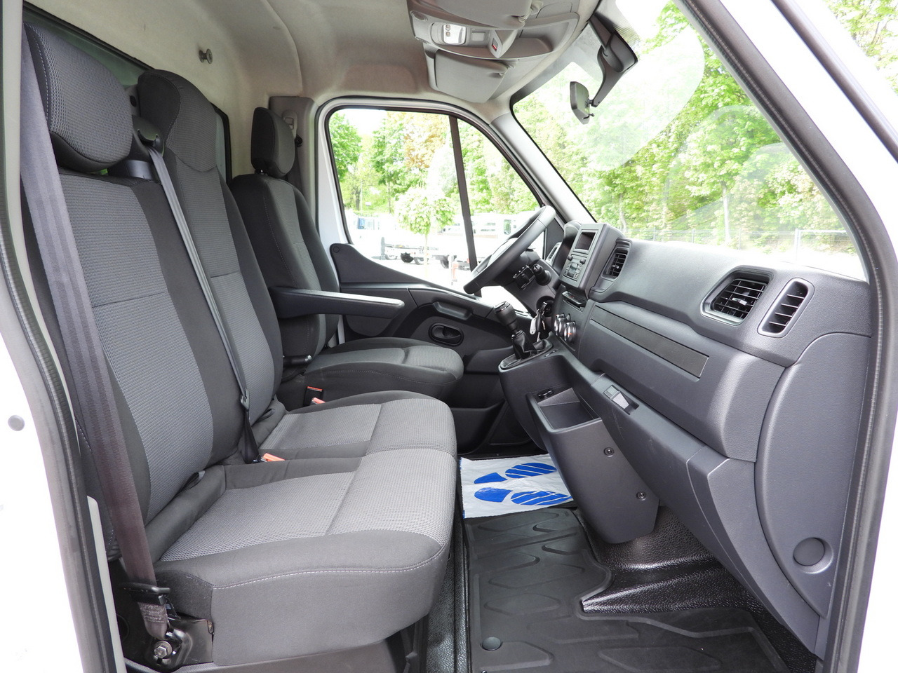 Curtain side van RENAULT MASTER TARPAULIN 10 PALLETS WEBASTO CRUISE CONTROL LED LIGHTS PNEUMATICS AIR CONDITIONING 165HP: picture 42 Curtain side van RENAULT MASTER TARPAULIN 10 PALLETS WEBASTO CRUISE CONTROL LED LIGHTS PNEUMATICS AIR CONDITIONING 165HP: picture 42