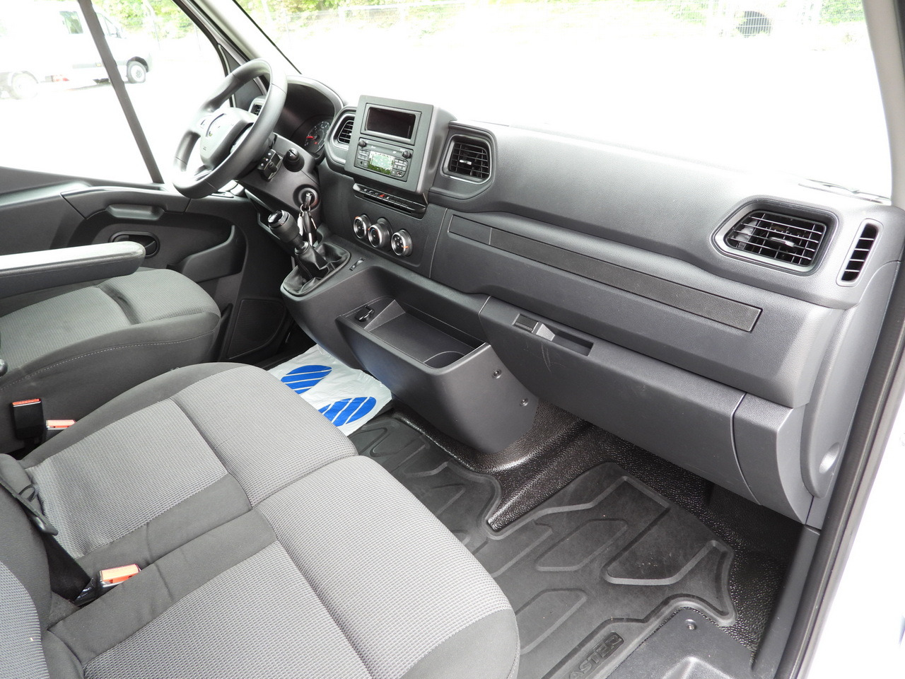 Curtain side van RENAULT MASTER TARPAULIN 10 PALLETS WEBASTO CRUISE CONTROL LED LIGHTS PNEUMATICS AIR CONDITIONING 165HP: picture 44 Curtain side van RENAULT MASTER TARPAULIN 10 PALLETS WEBASTO CRUISE CONTROL LED LIGHTS PNEUMATICS AIR CONDITIONING 165HP: picture 44