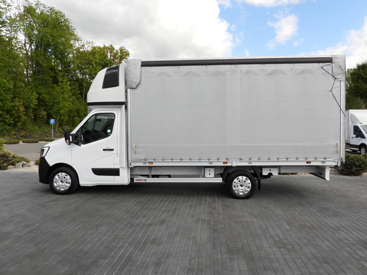 Curtain side van RENAULT MASTER TARPAULIN 10 PALLETS WEBASTO CRUISE CONTROL LED LIGHTS PNEUMATICS AIR CONDITIONING 165HP: picture 8 Curtain side van RENAULT MASTER TARPAULIN 10 PALLETS WEBASTO CRUISE CONTROL LED LIGHTS PNEUMATICS AIR CONDITIONING 165HP: picture 8