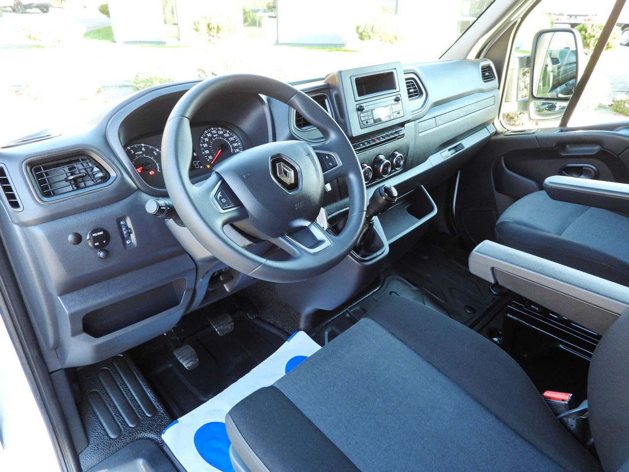 RENAULT MASTER TARPAULIN 8 PALLETS WEBASTO CRUISE CONTROL LED LIGHTS AIR CONDITIONING 165HP - Curtain side van: picture 2 RENAULT MASTER TARPAULIN 8 PALLETS WEBASTO CRUISE CONTROL LED LIGHTS AIR CONDITIONING 165HP - Curtain side van: picture 2