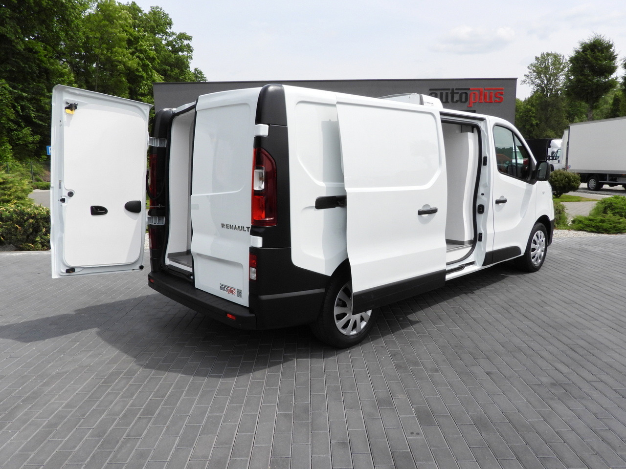 RENAULT TRAFIC  REFRIGERATOR VAN 0*C CRUISE CONTROL LED LIGHTS AIR CONDITIONING  120HP - Refrigerated van: picture 3 RENAULT TRAFIC  REFRIGERATOR VAN 0*C CRUISE CONTROL LED LIGHTS AIR CONDITIONING  120HP - Refrigerated van: picture 3