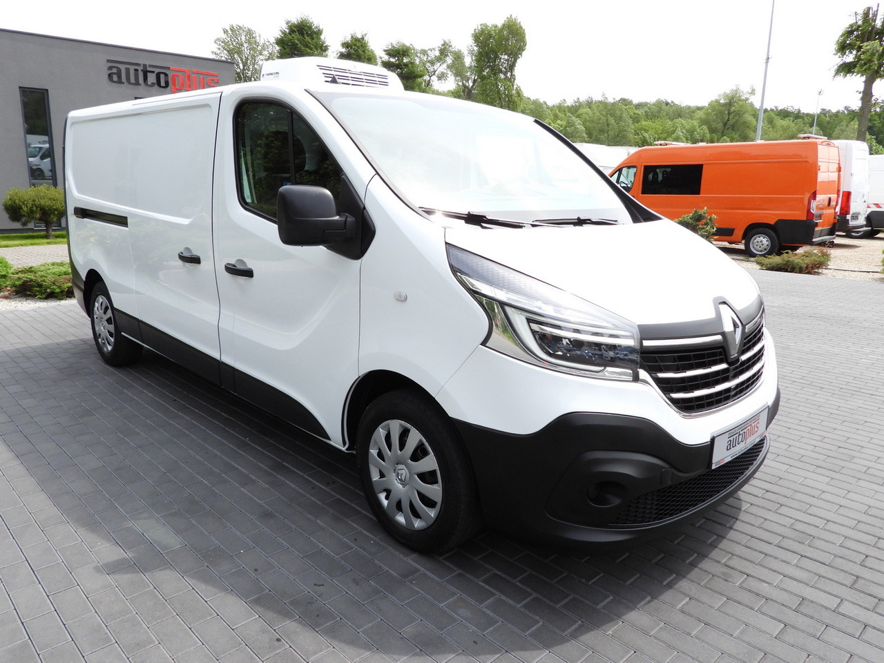 RENAULT TRAFIC  REFRIGERATOR VAN 0*C CRUISE CONTROL LED LIGHTS AIR CONDITIONING  120HP - Refrigerated van: picture 4 RENAULT TRAFIC  REFRIGERATOR VAN 0*C CRUISE CONTROL LED LIGHTS AIR CONDITIONING  120HP - Refrigerated van: picture 4