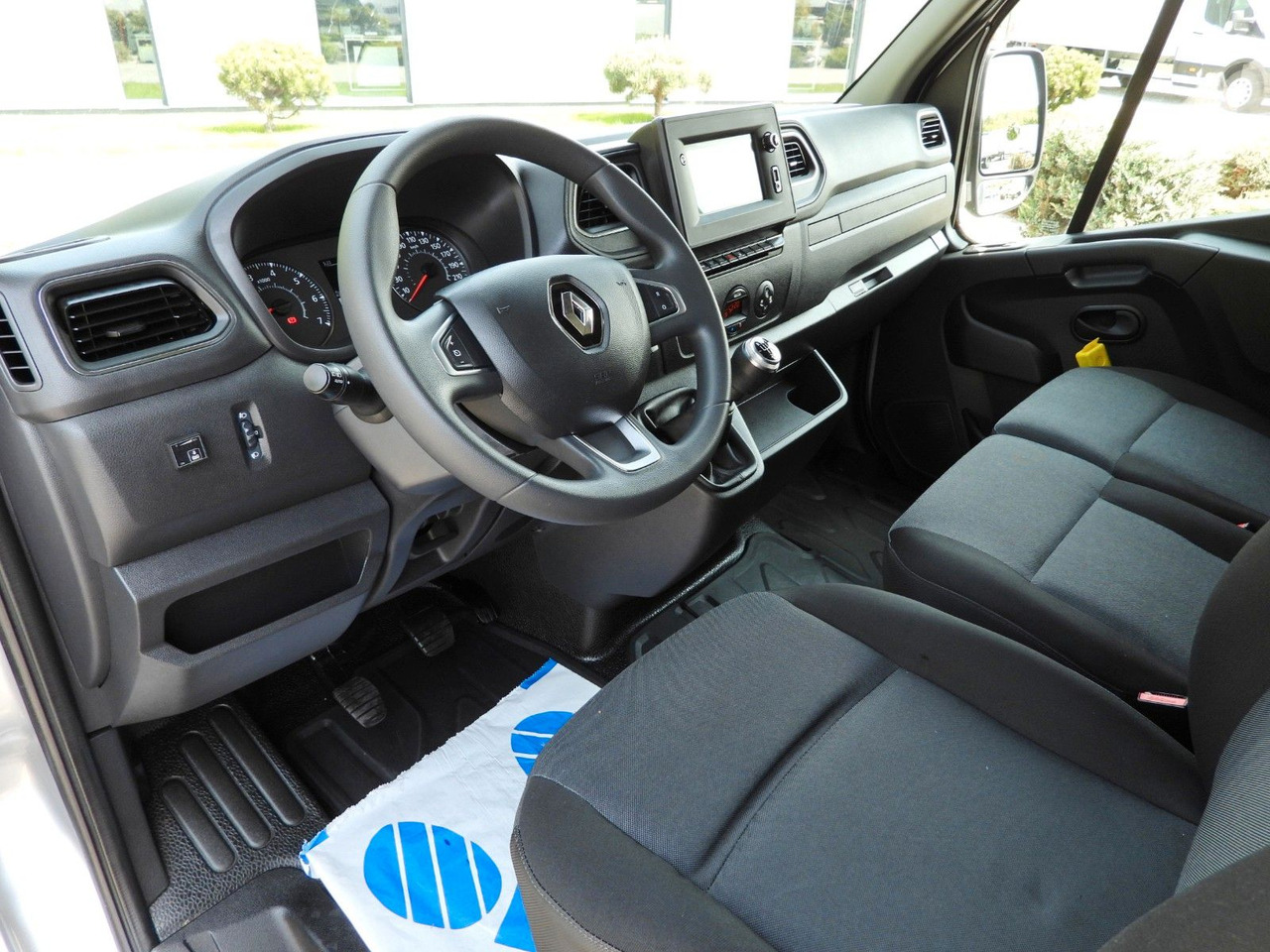 Renault MASTER PRITSCHE PLANE 10 PALETTEN WEBASTO A/C - Curtain side van: picture 2 Renault MASTER PRITSCHE PLANE 10 PALETTEN WEBASTO A/C - Curtain side van: picture 2