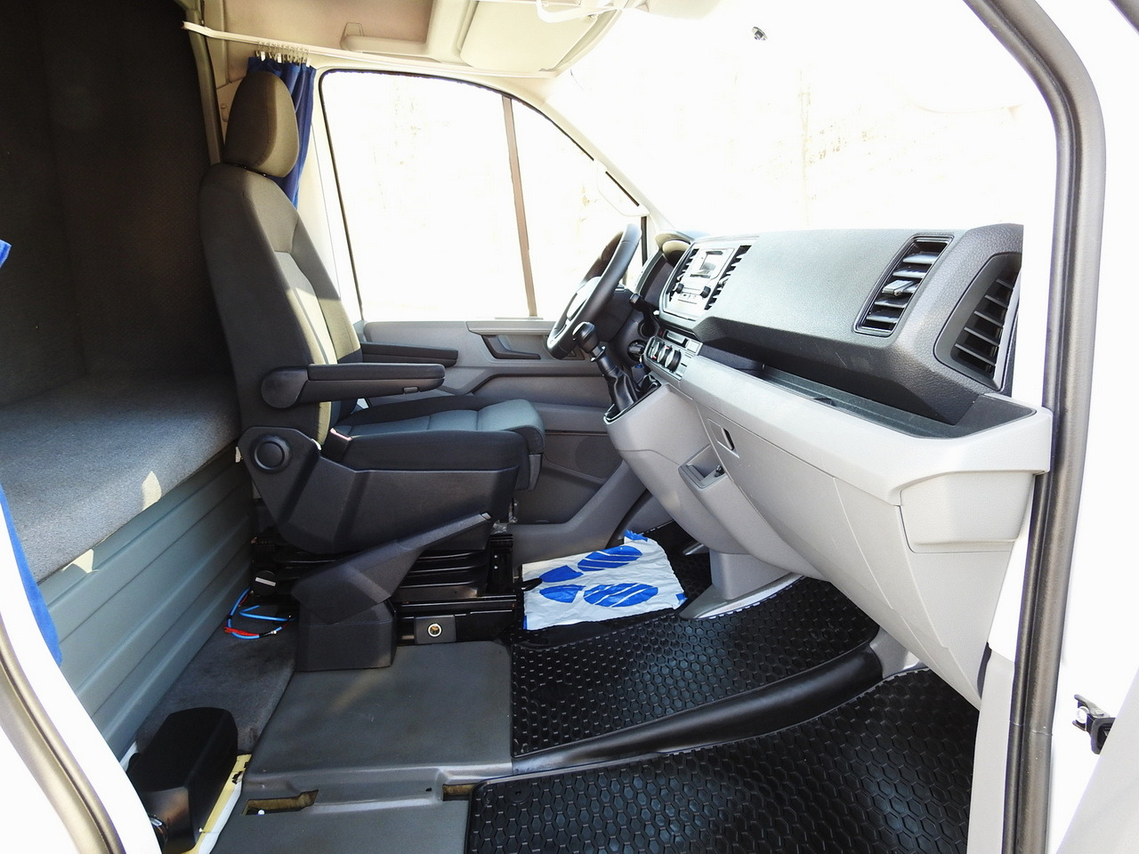 VOLKSWAGEN CRAFTER TARPAULIN 10 PALLETS WEBASTO CRUISE CONTROL AIR CONDITIONING LED LIGHTS PNEUMATICS 180HP on lease VOLKSWAGEN CRAFTER TARPAULIN 10 PALLETS WEBASTO CRUISE CONTROL AIR CONDITIONING LED LIGHTS PNEUMATICS 180HP: picture 38 VOLKSWAGEN CRAFTER TARPAULIN 10 PALLETS WEBASTO CRUISE CONTROL AIR CONDITIONING LED LIGHTS PNEUMATICS 180HP on lease VOLKSWAGEN CRAFTER TARPAULIN 10 PALLETS WEBASTO CRUISE CONTROL AIR CONDITIONING LED LIGHTS PNEUMATICS 180HP: picture 38