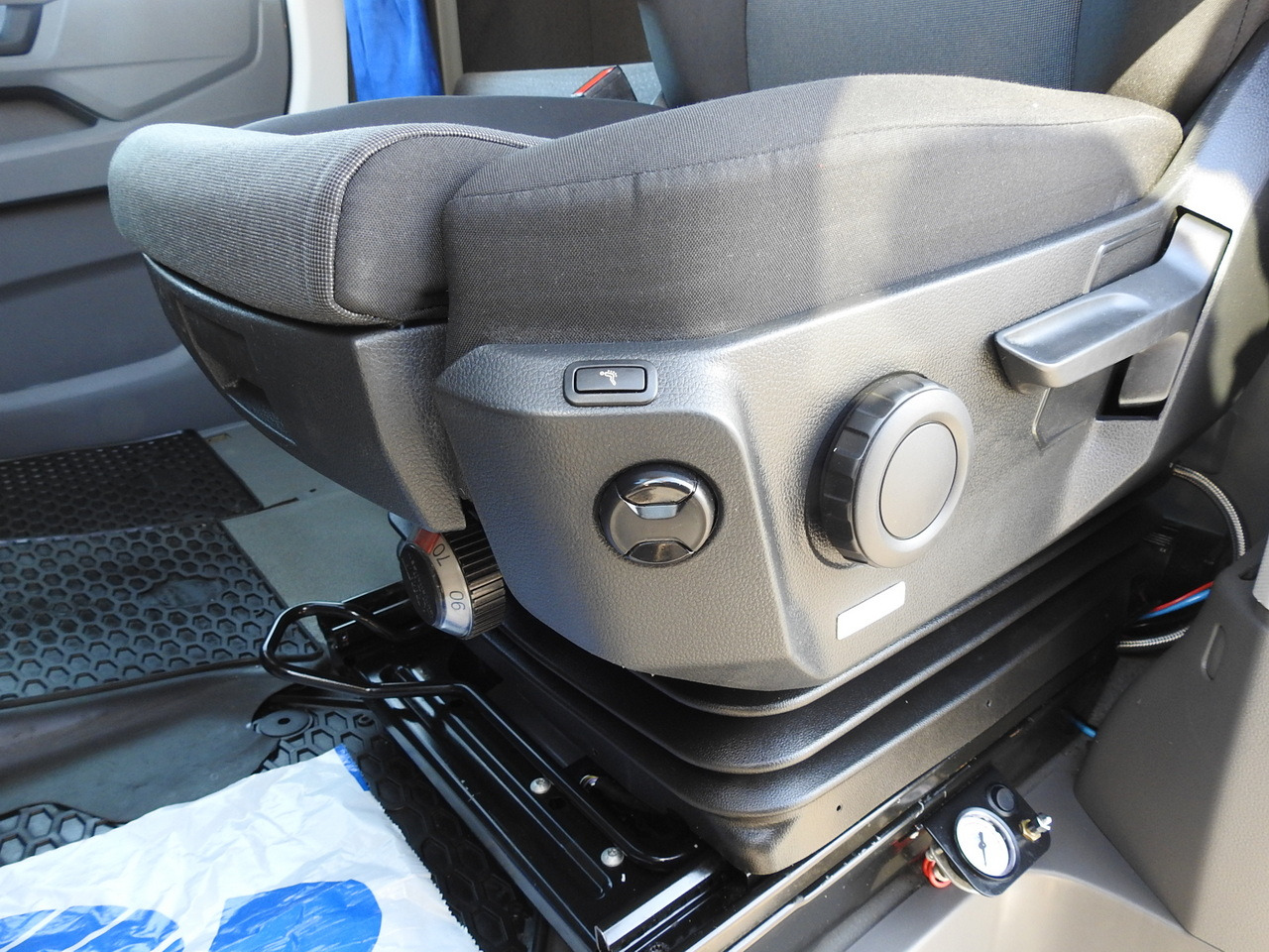 VOLKSWAGEN CRAFTER TARPAULIN 10 PALLETS WEBASTO CRUISE CONTROL AIR CONDITIONING LED LIGHTS PNEUMATICS 180HP on lease VOLKSWAGEN CRAFTER TARPAULIN 10 PALLETS WEBASTO CRUISE CONTROL AIR CONDITIONING LED LIGHTS PNEUMATICS 180HP: picture 30 VOLKSWAGEN CRAFTER TARPAULIN 10 PALLETS WEBASTO CRUISE CONTROL AIR CONDITIONING LED LIGHTS PNEUMATICS 180HP on lease VOLKSWAGEN CRAFTER TARPAULIN 10 PALLETS WEBASTO CRUISE CONTROL AIR CONDITIONING LED LIGHTS PNEUMATICS 180HP: picture 30