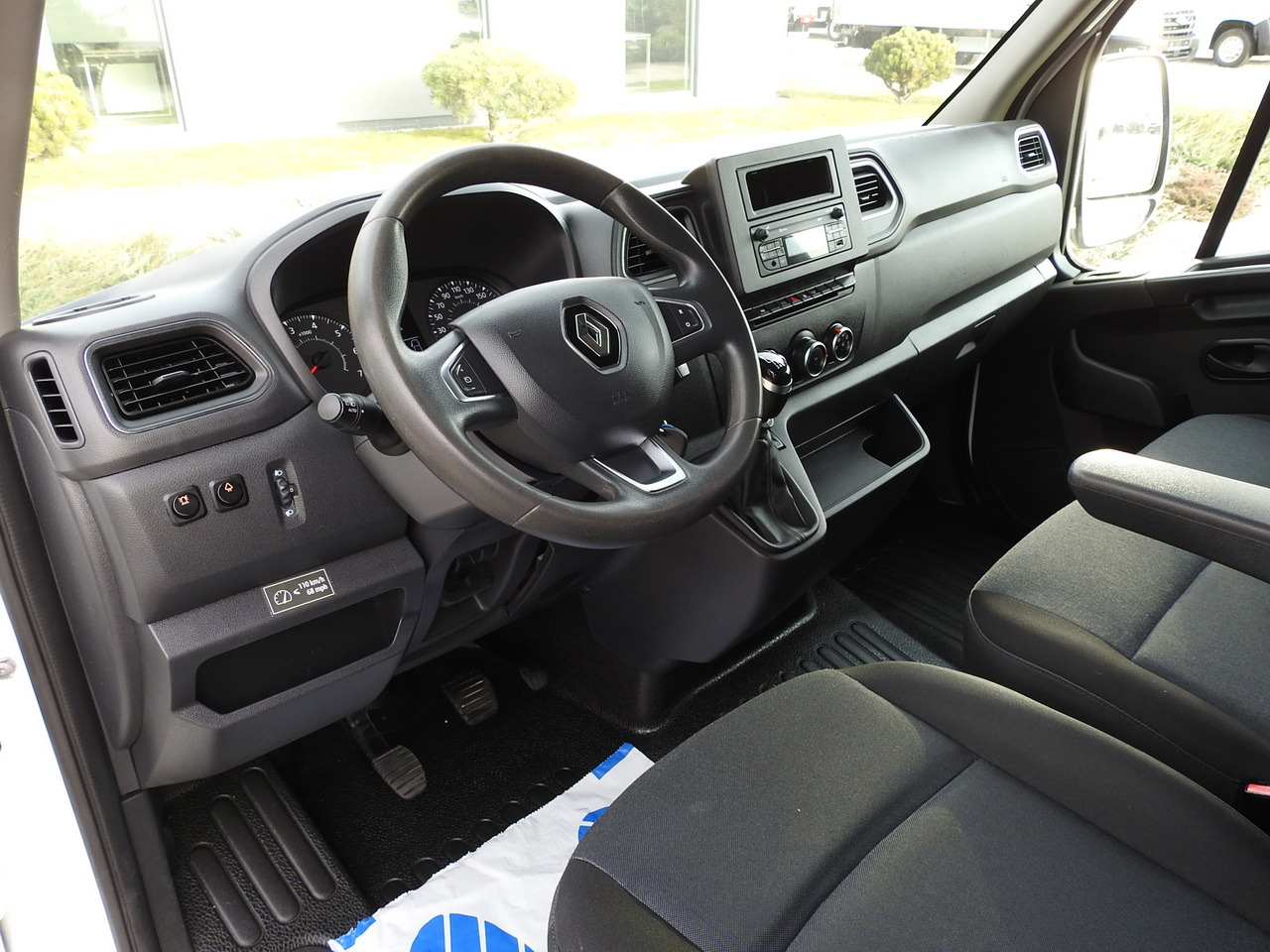 RENAULT MASTER BOX DELIVERY VAN 7 SEATS CRUISE CONTROL AIR CONDITIONING LED LIGHTS 135HP - Van: picture 2 RENAULT MASTER BOX DELIVERY VAN 7 SEATS CRUISE CONTROL AIR CONDITIONING LED LIGHTS 135HP - Van: picture 2