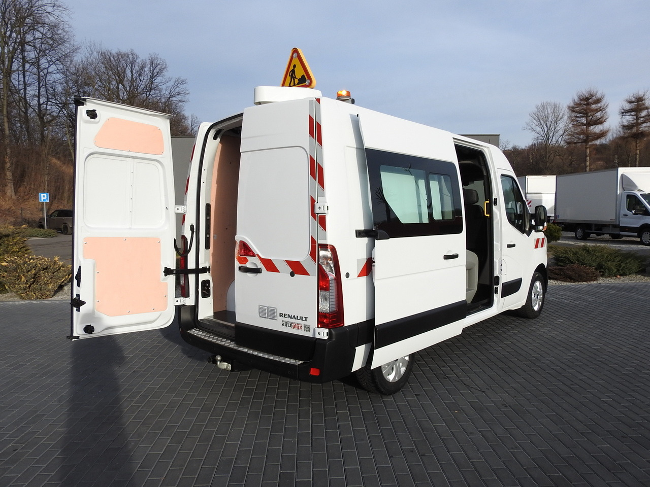 RENAULT MASTER BOX DELIVERY VAN 7 SEATS CRUISE CONTROL AIR CONDITIONING LED LIGHTS 135HP - Van: picture 3 RENAULT MASTER BOX DELIVERY VAN 7 SEATS CRUISE CONTROL AIR CONDITIONING LED LIGHTS 135HP - Van: picture 3