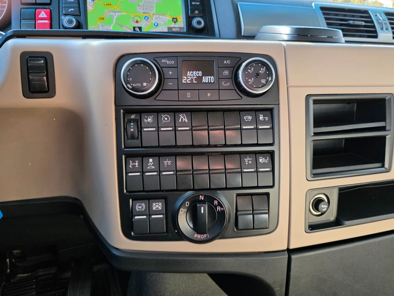 Tractor unit MAN TGX 18.460 4X2 LL-U / Retarder / 2 Tanks: picture 42