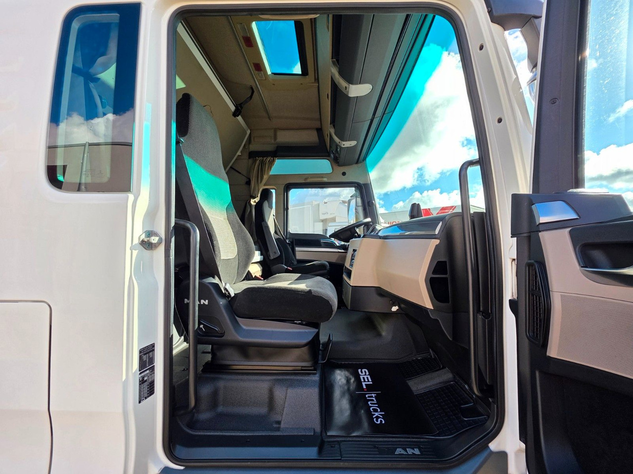 Tractor unit MAN TGX 18.460 4X2 LL-U / Retarder / 2 Tanks: picture 31