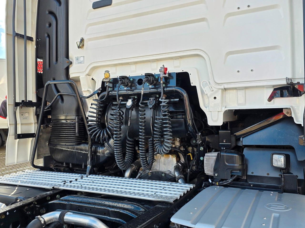 Tractor unit MAN TGX 18.460 4X2 LL-U / Retarder / 2 Tanks: picture 18