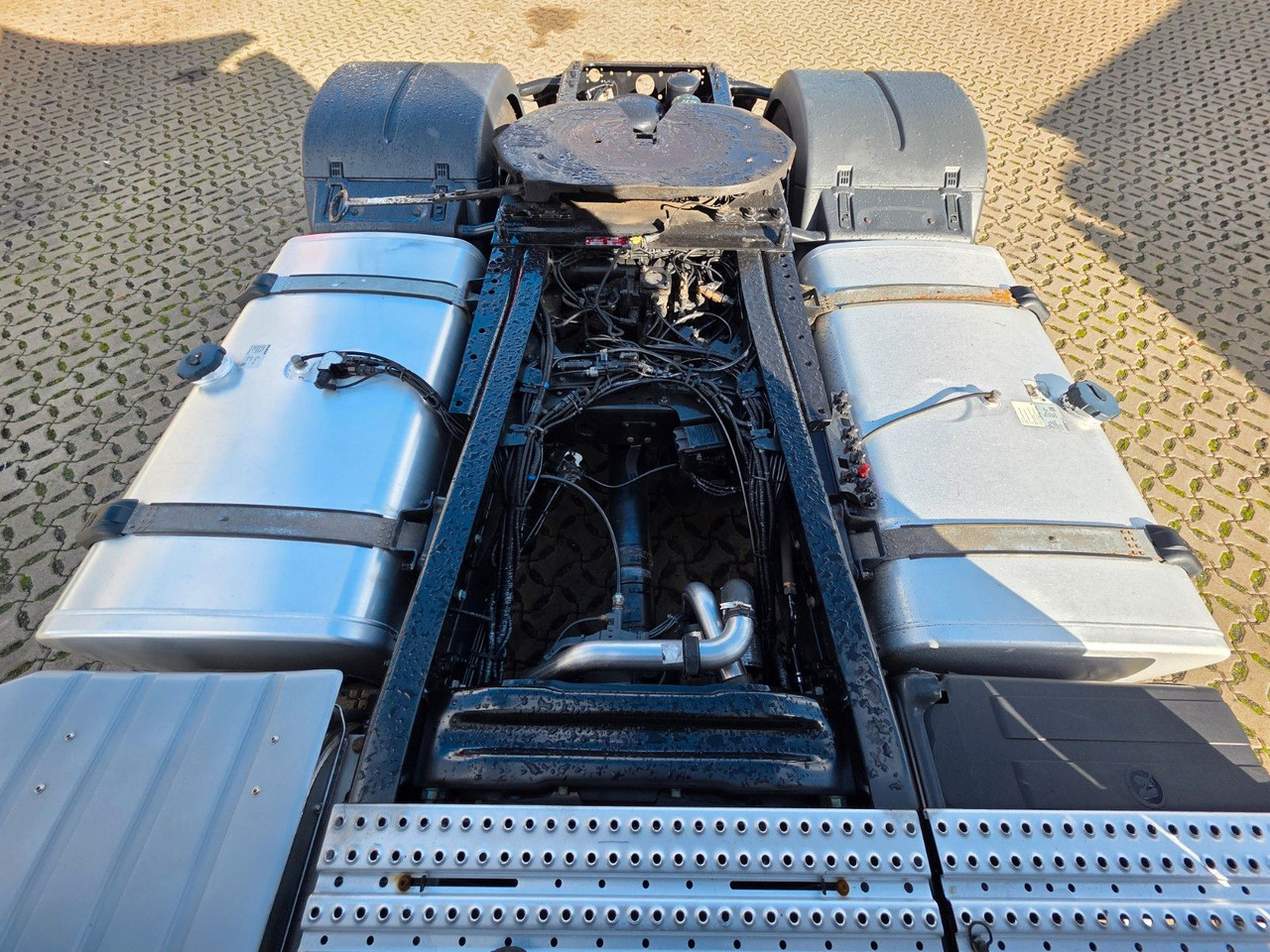 Tractor unit MAN TGX 18.460 4X2 LL-U / Retarder / 2 Tanks: picture 11