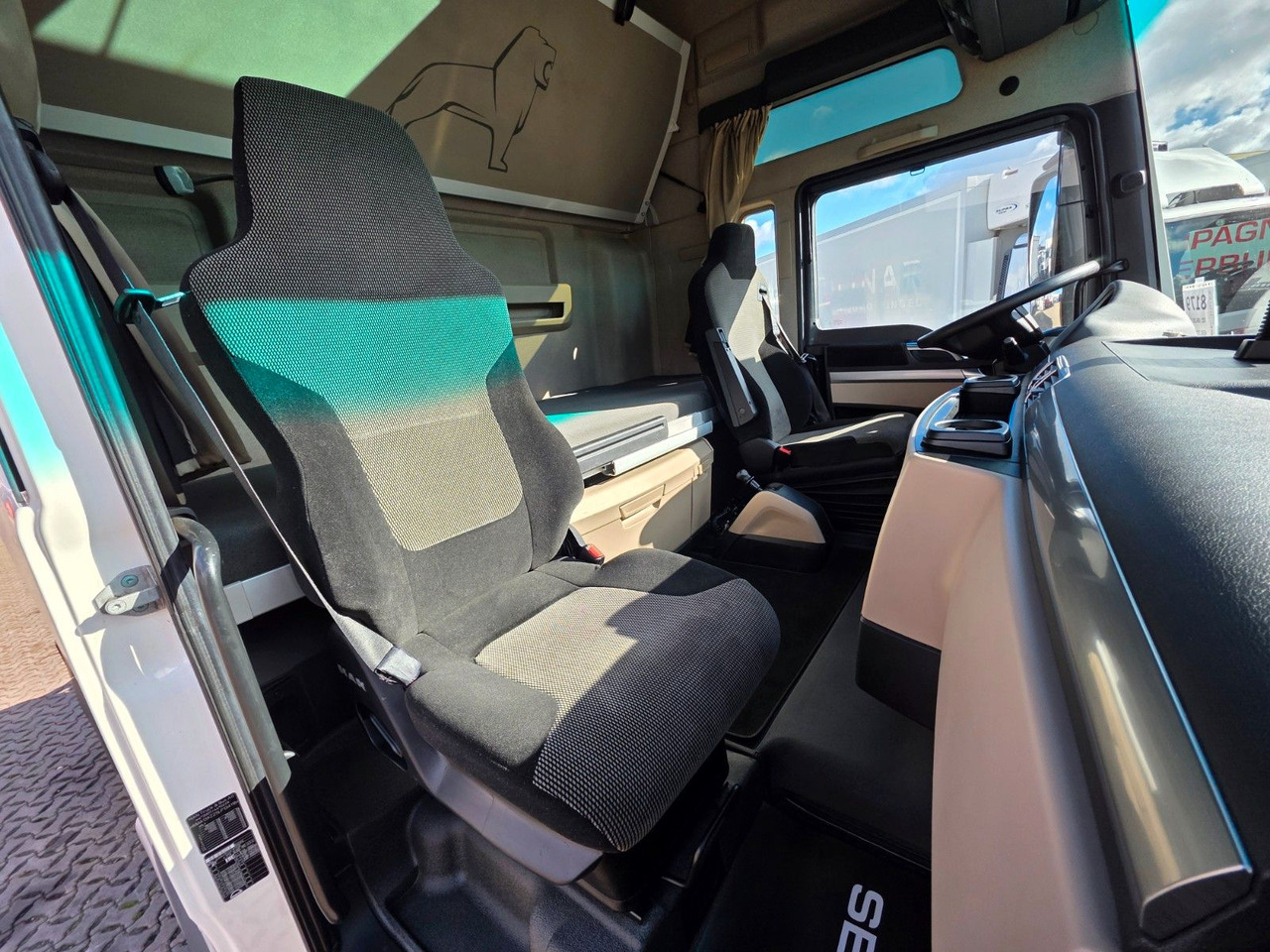 Tractor unit MAN TGX 18.460 4X2 LL-U / Retarder / 2 Tanks: picture 32