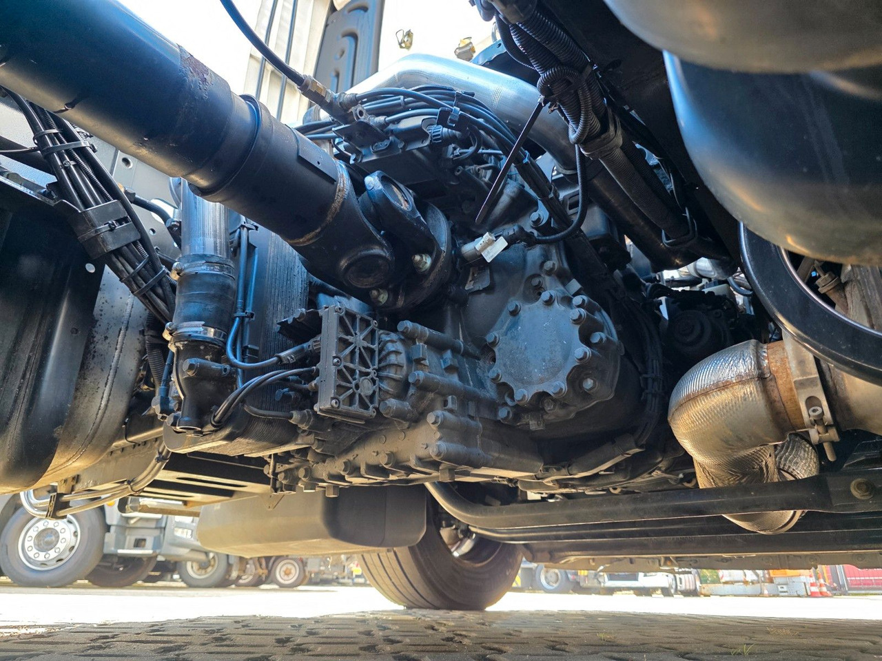 Tractor unit MAN TGX 18.460 4X2 LL-U / Retarder / 2 Tanks: picture 21