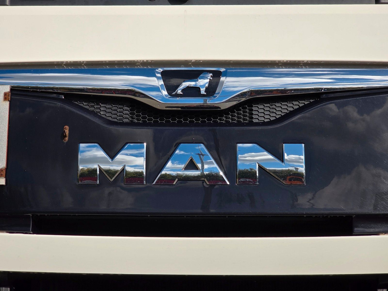 Tractor unit MAN TGX 18.460 4X2 LL-U / Retarder / 2 Tanks: picture 24