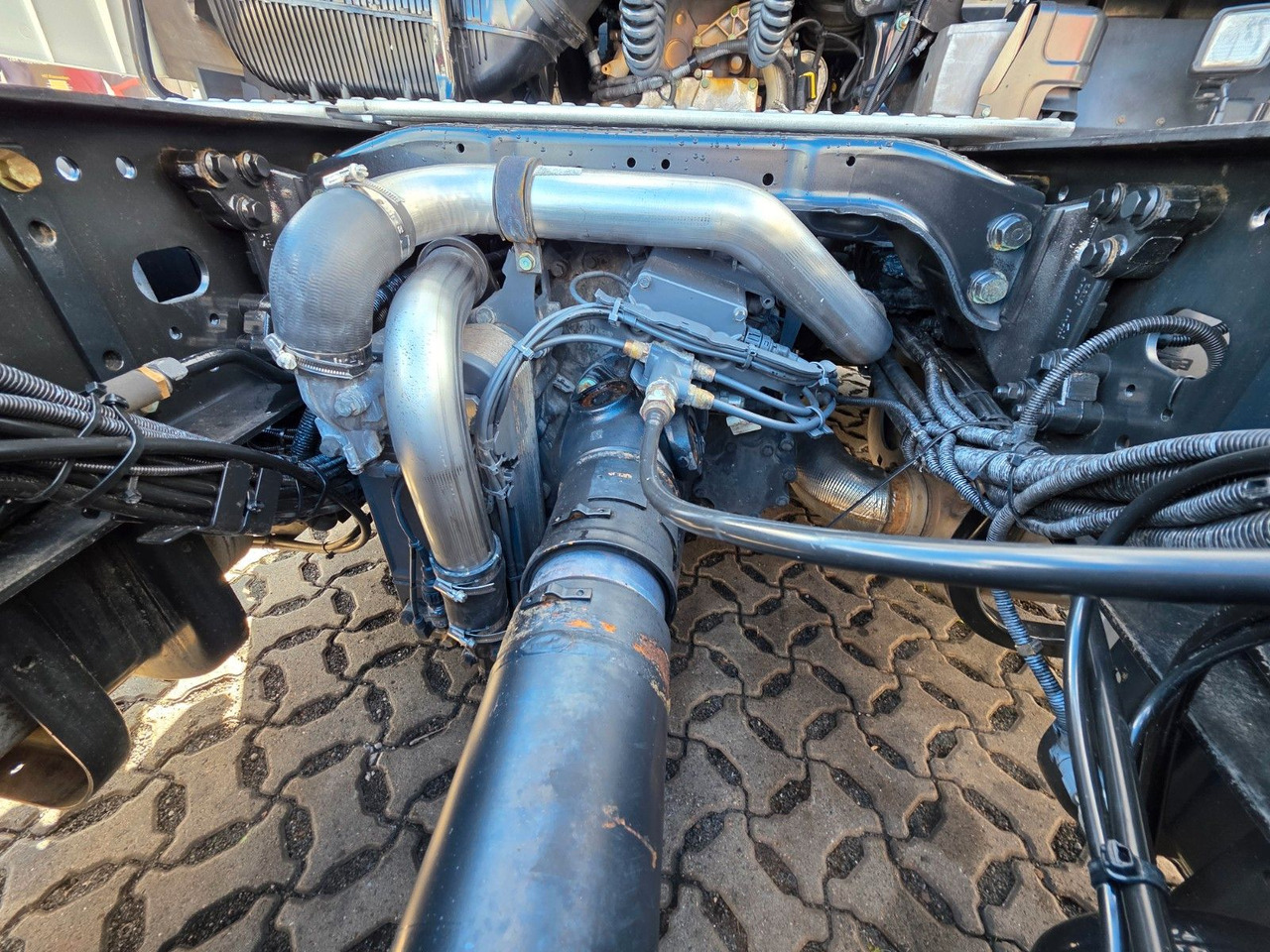 Tractor unit MAN TGX 18.460 4X2 LL-U / Retarder / 2 Tanks: picture 20