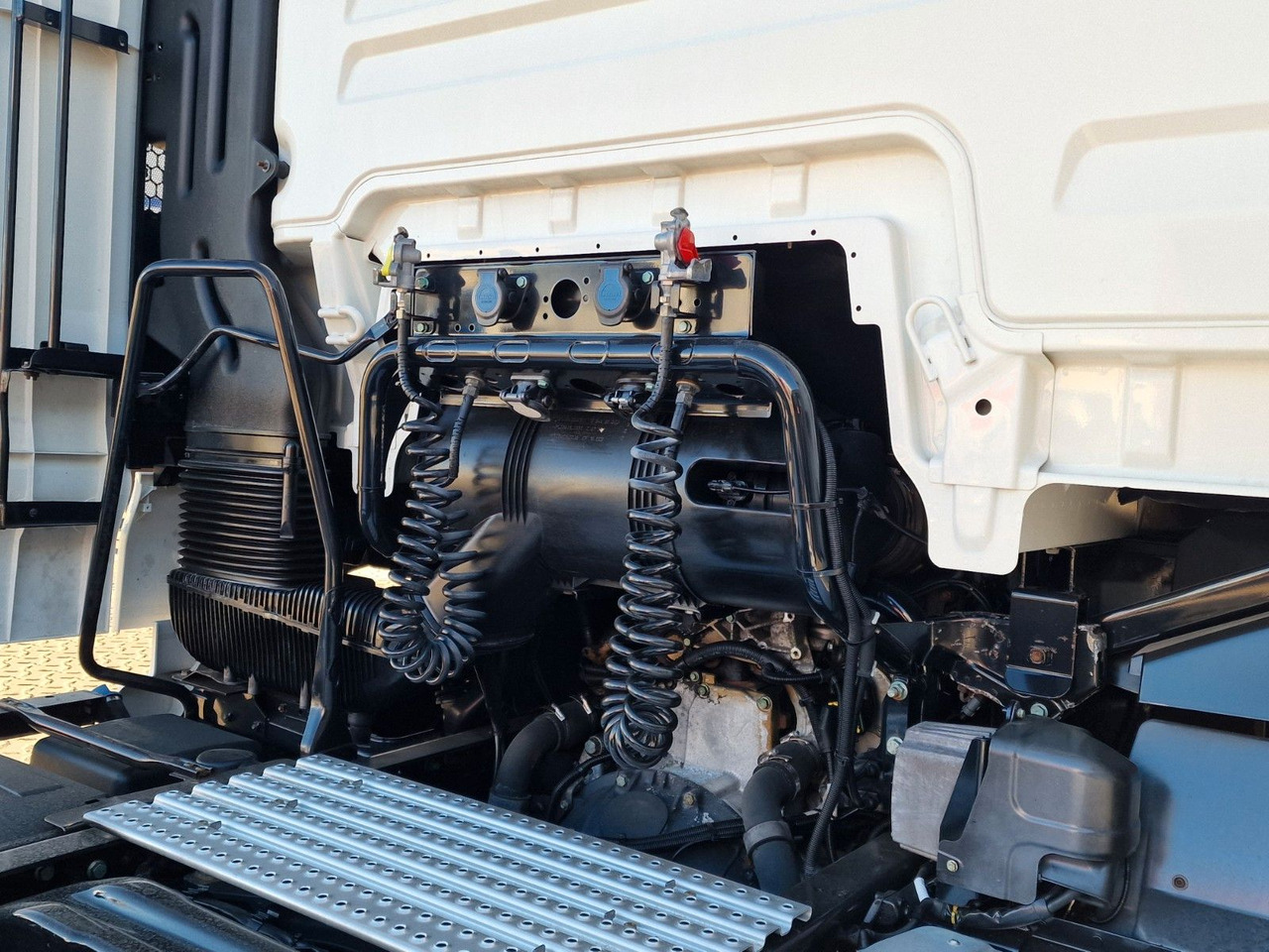 Tractor unit MAN TGX 18.460 4X2 LLS-U / Retarder / 2 Tanks: picture 11