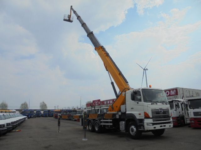 Hino 700 6X4 - Truck mounted aerial platform: picture 2 Hino 700 6X4 - Truck mounted aerial platform: picture 2