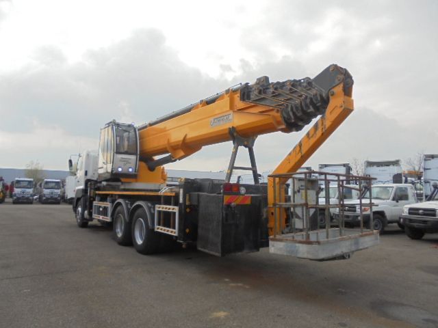 Hino 700 6X4 - Truck mounted aerial platform: picture 4 Hino 700 6X4 - Truck mounted aerial platform: picture 4