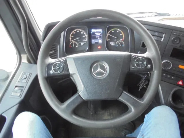 Interior photo 1: Tractor unit Mercedes-Benz Actros 1842 LS NL TRUCK