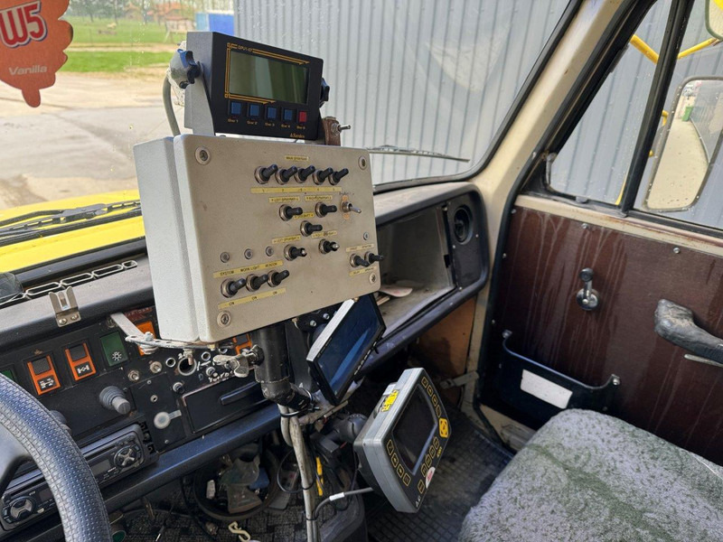 Tank truck for transportation of fuel Volvo N12 + bitum spreader semitrailer: picture 7