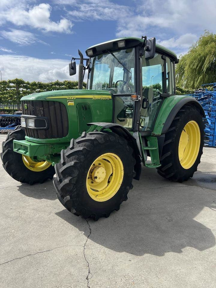 John Deere 6320 - Farm tractor: picture 1 John Deere 6320 - Farm tractor: picture 1
