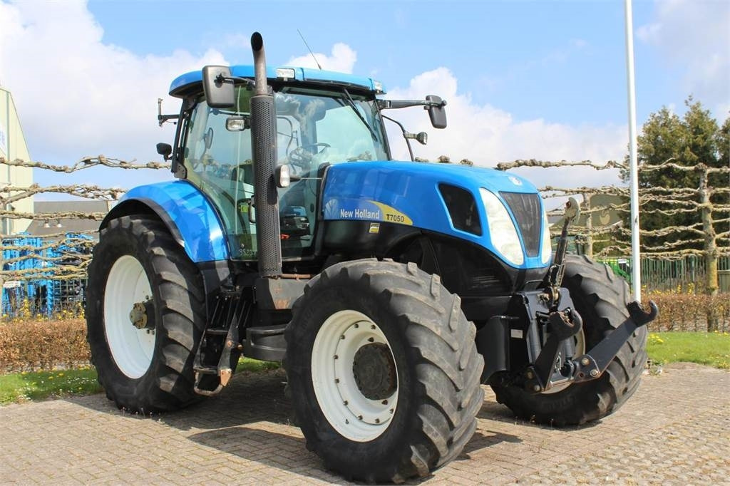 New Holland T7050 - Farm tractor: picture 2 New Holland T7050 - Farm tractor: picture 2