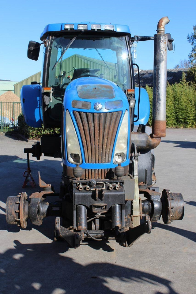New Holland T8020 - Farm tractor: picture 4 New Holland T8020 - Farm tractor: picture 4