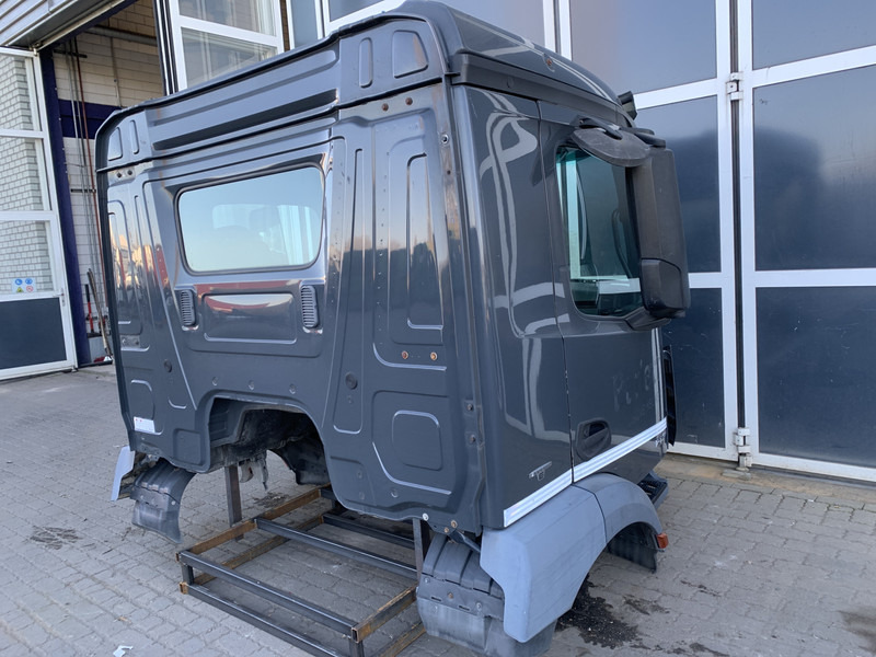 Mercedes-Benz Antos MP4 Mercedes ClassicSpace M-cab L1EH1 A 000 600 01 01 - Cab and interior for Truck: picture 3 Mercedes-Benz Antos MP4 Mercedes ClassicSpace M-cab L1EH1 A 000 600 01 01 - Cab and interior for Truck: picture 3