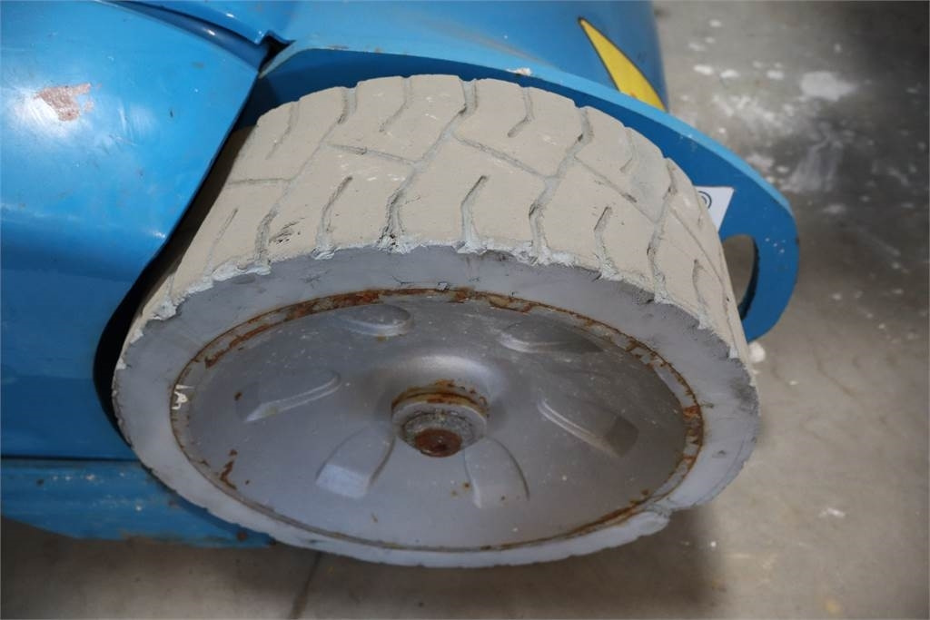 Vertical mast lift Genie GR26J: picture 12