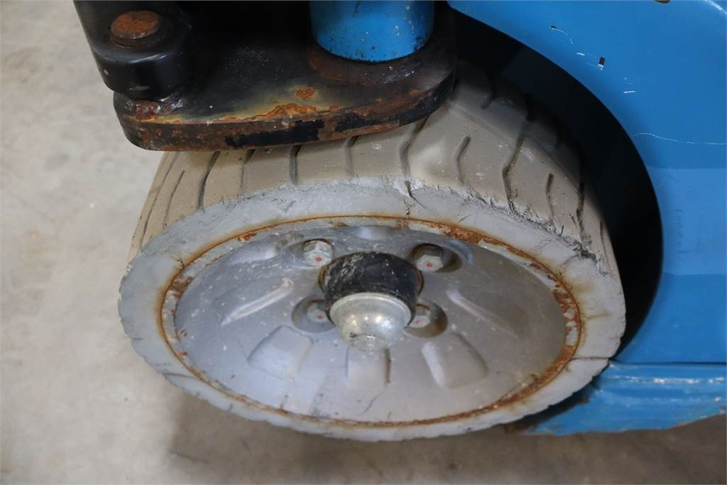 Vertical mast lift Genie GR26J: picture 13