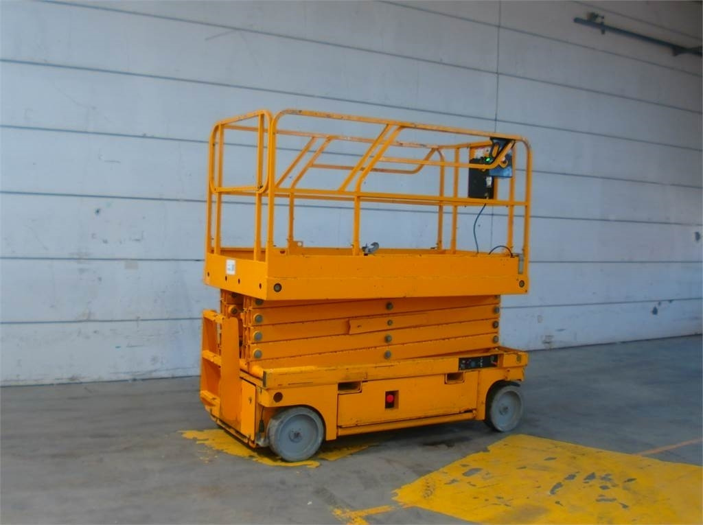 Haulotte Compact 12 - Scissor lift: picture 2 Haulotte Compact 12 - Scissor lift: picture 2