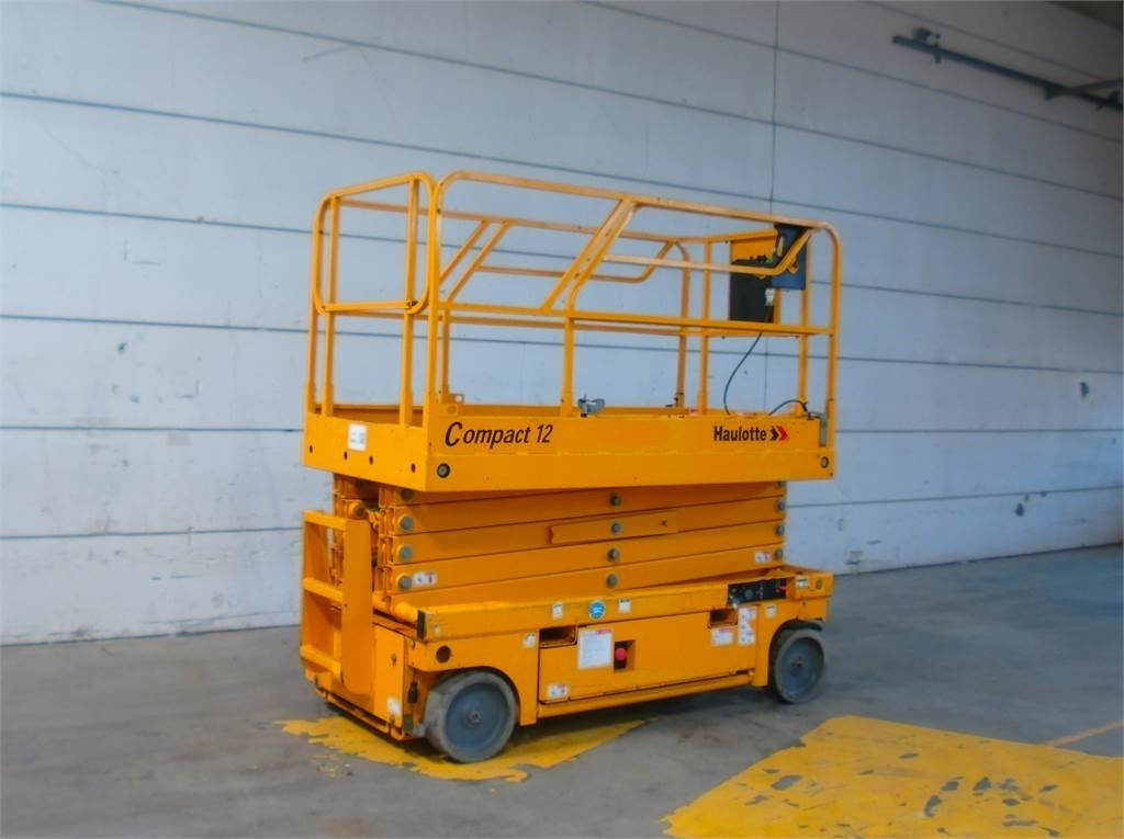 Haulotte Compact 12 - Scissor lift: picture 2 Haulotte Compact 12 - Scissor lift: picture 2