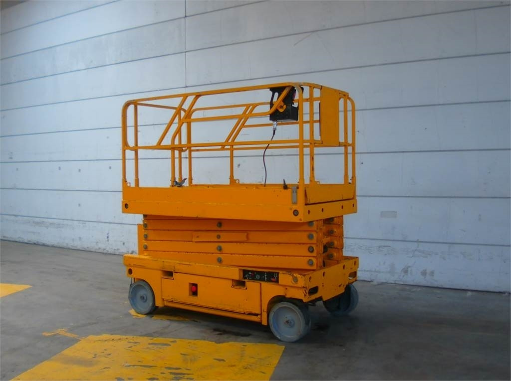 Haulotte Compact 12 - Scissor lift: picture 3 Haulotte Compact 12 - Scissor lift: picture 3