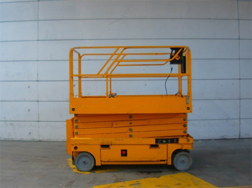 Haulotte Compact 12 - Scissor lift: picture 1 Haulotte Compact 12 - Scissor lift: picture 1