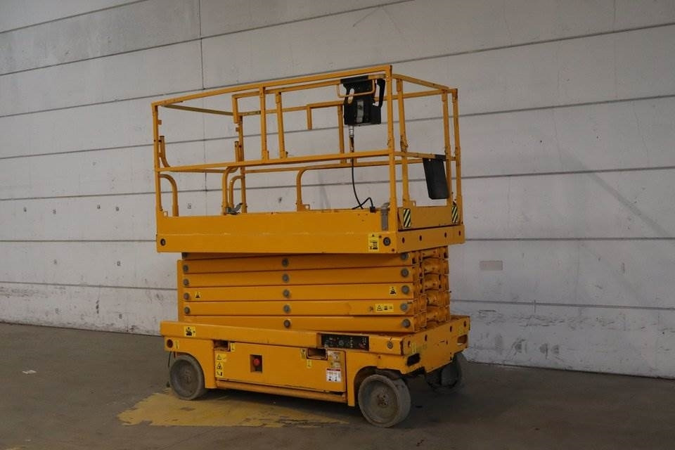 Haulotte Compact 14 - Scissor lift: picture 2 Haulotte Compact 14 - Scissor lift: picture 2
