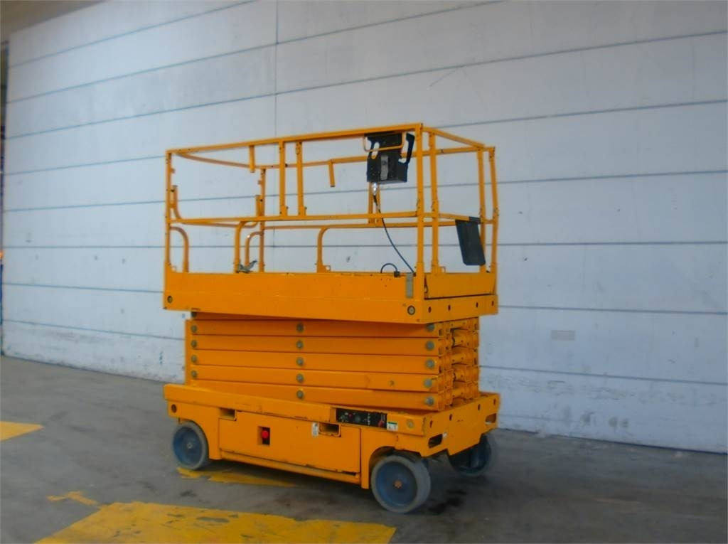 Haulotte Compact 14 - Scissor lift: picture 3 Haulotte Compact 14 - Scissor lift: picture 3