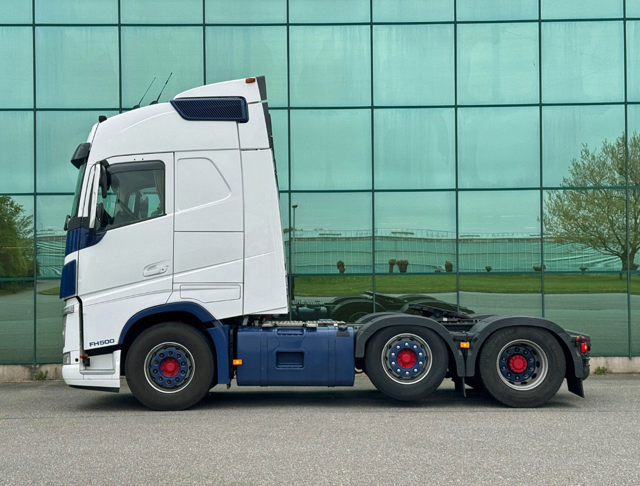 Volvo FH Globetrotter 6X2 701.000 KM Super Condition NL Truck - Tractor unit: picture 2 Volvo FH Globetrotter 6X2 701.000 KM Super Condition NL Truck - Tractor unit: picture 2