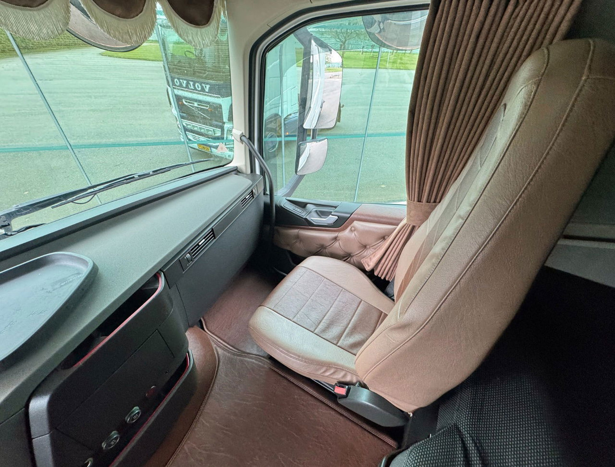 Tractor unit Volvo FH Globetrotter 6X2 701.000 KM Super Condition NL Truck: picture 10