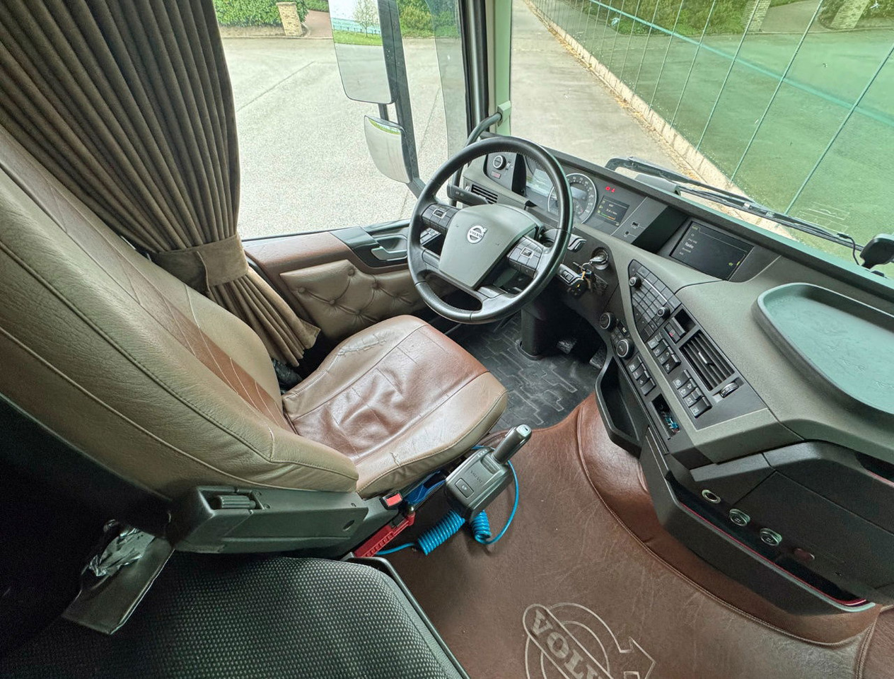 Tractor unit Volvo FH Globetrotter 6X2 701.000 KM Super Condition NL Truck: picture 8
