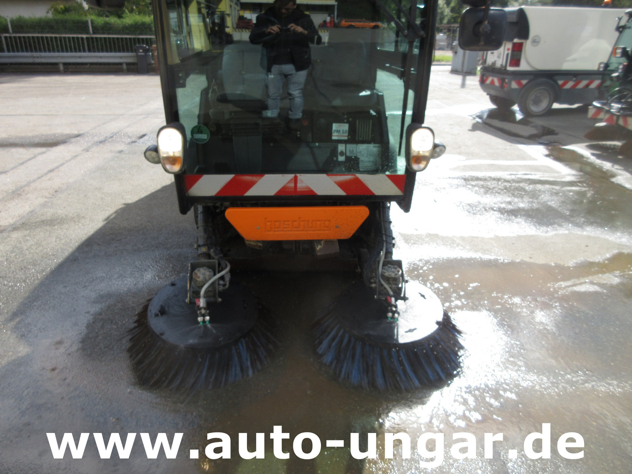Boschung S2 Küpper-Weisser Kehrmaschine Urban Sweeper 2m³ Knicklenkung 40km/h - Road sweeper: picture 3 Boschung S2 Küpper-Weisser Kehrmaschine Urban Sweeper 2m³ Knicklenkung 40km/h - Road sweeper: picture 3