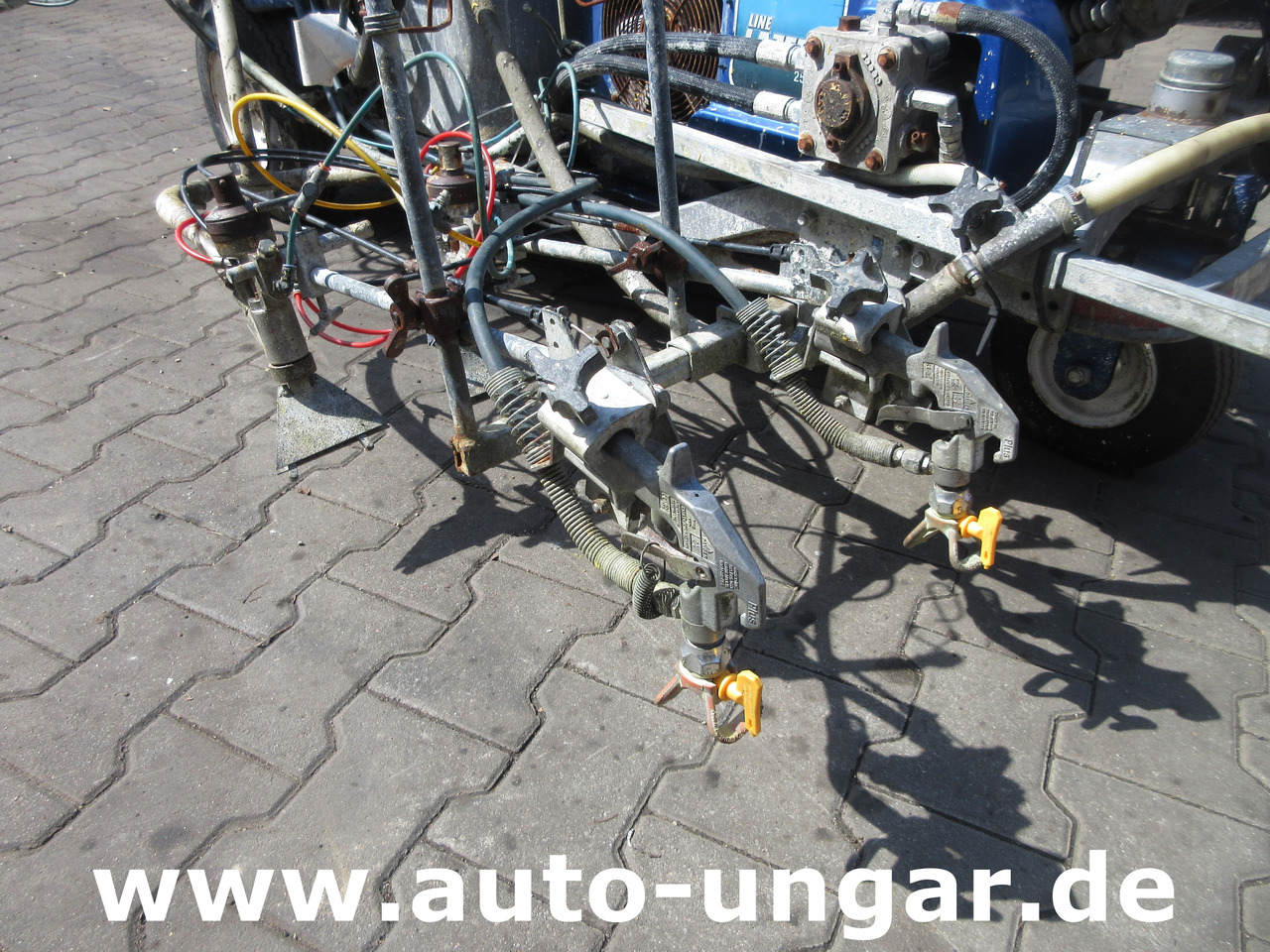 Graco LineLazer IV 250 SPS selbstfahrend Airless Perlen Roadmarking Straßenmarkierung - Asphalt machine: picture 3 Graco LineLazer IV 250 SPS selbstfahrend Airless Perlen Roadmarking Straßenmarkierung - Asphalt machine: picture 3