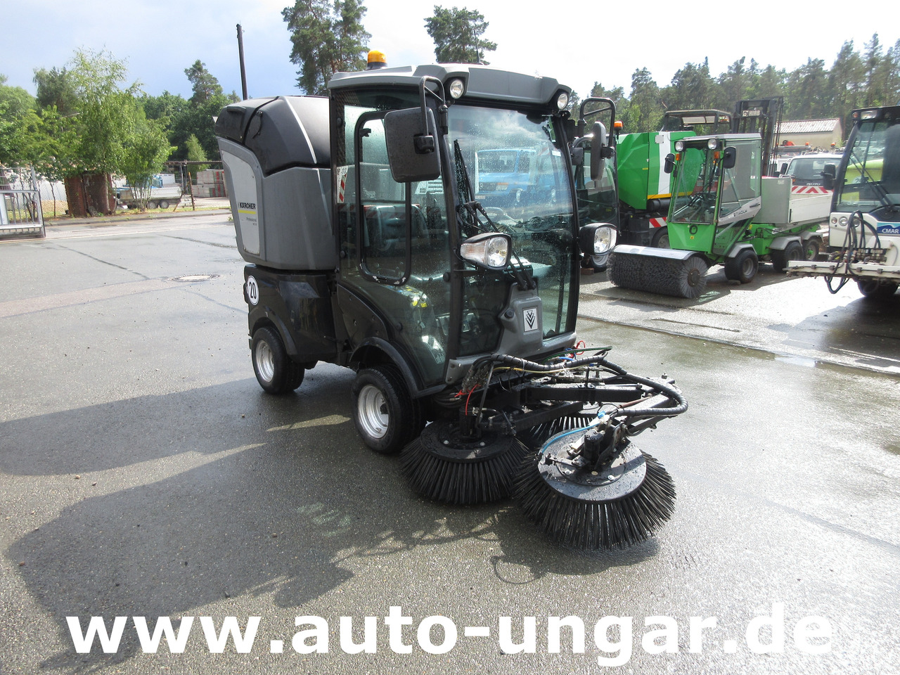 KÄRCHER MC 50 Advanced MIC 50 Professional Kleinkehrmaschine 4x4 Geräteträger - Road sweeper: picture 1 KÄRCHER MC 50 Advanced MIC 50 Professional Kleinkehrmaschine 4x4 Geräteträger - Road sweeper: picture 1